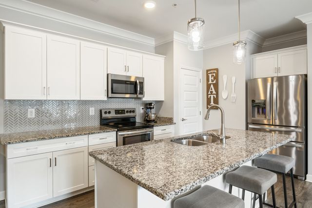 7483 Highway 70 S Apt 103, Nashville, TN 37221