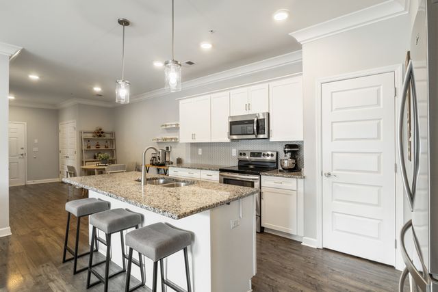 7483 Highway 70 S Apt 103, Nashville, TN 37221