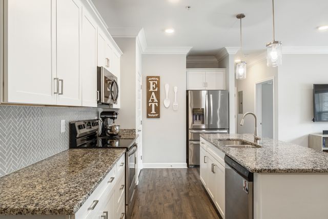 7483 Highway 70 S Apt 103, Nashville, TN 37221