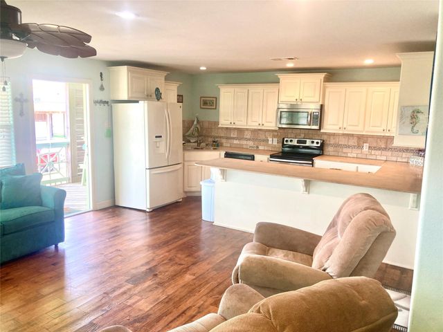 834 Eastview, Crystal Beach, TX 77650