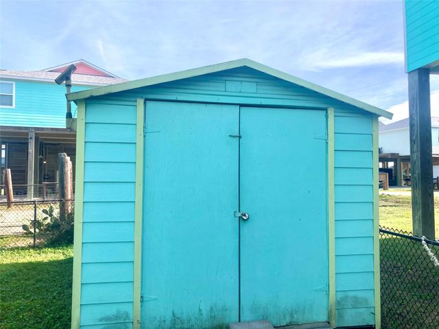 834 Eastview, Crystal Beach, TX 77650