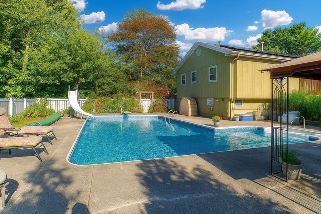 6 Gary Dr, Mattapoisett, MA 02739