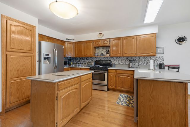 130 Chambord Court, Bloomingdale, IL 60108