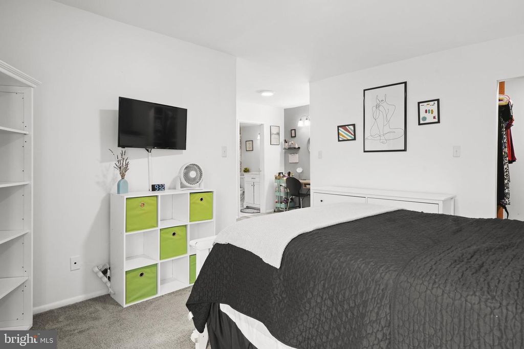 Image 11 of property listing at 11220 CHERRY HILL RD #254, Beltsville, MD 20705