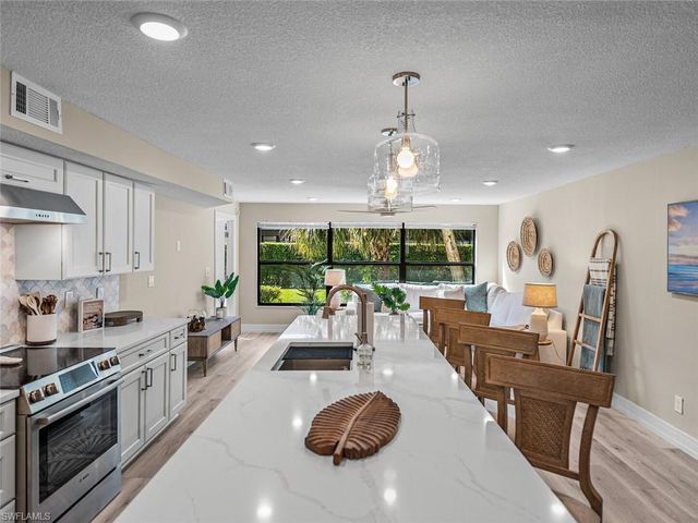 4082 Belair LN 11, Naples, FL 34103