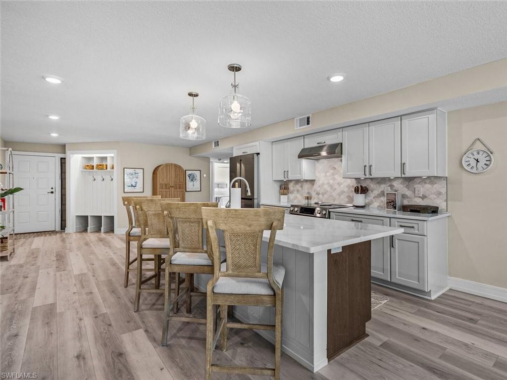 4082 Belair LN 11, Naples, FL 34103