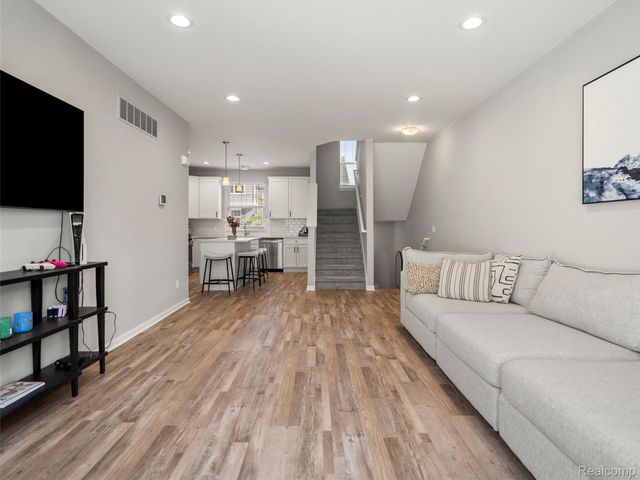 4929 Treeside Lane, Troy, MI 48098