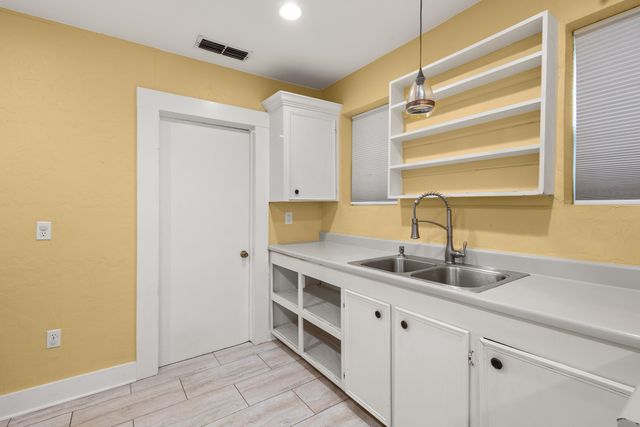 206 E Sedberry Street, Jefferson, TX 75657