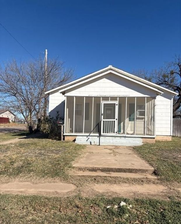 Image 2 of property listing at 1310 N 7th St, Ballinger, TX 76821