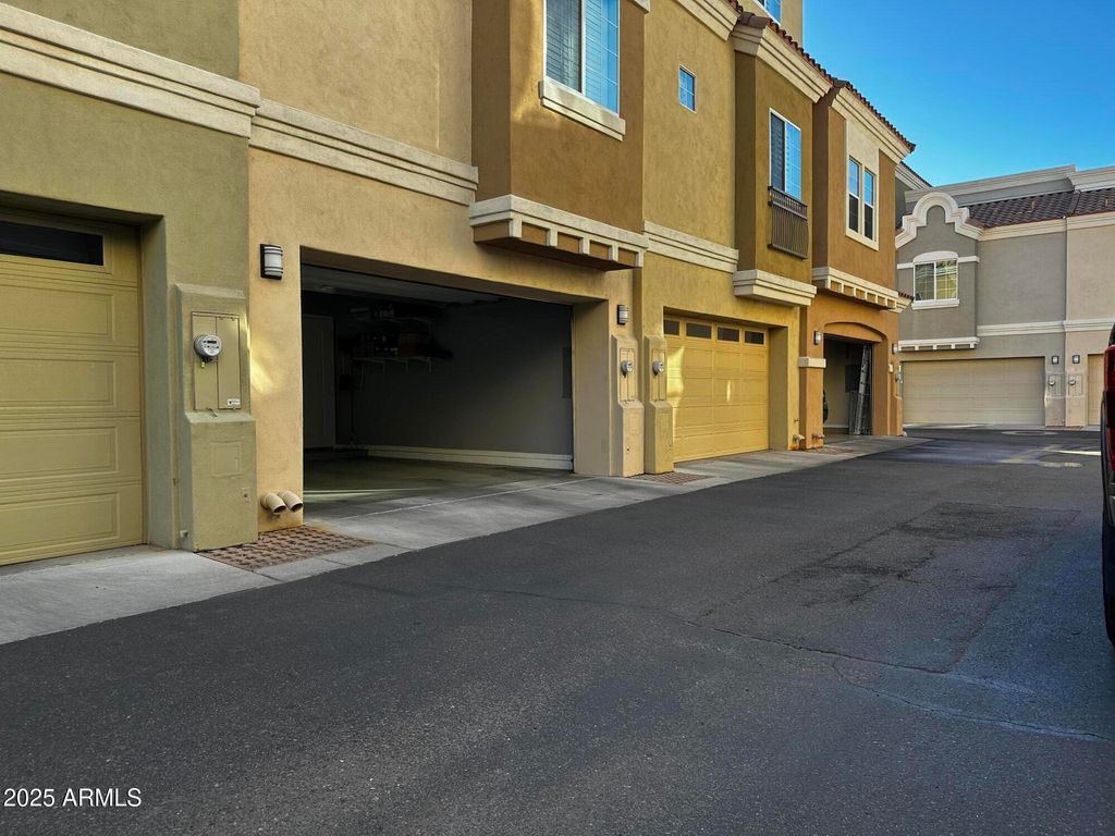 Image 12 of property listing at 121 N CALIFORNIA Street 29, Chandler, AZ 85225