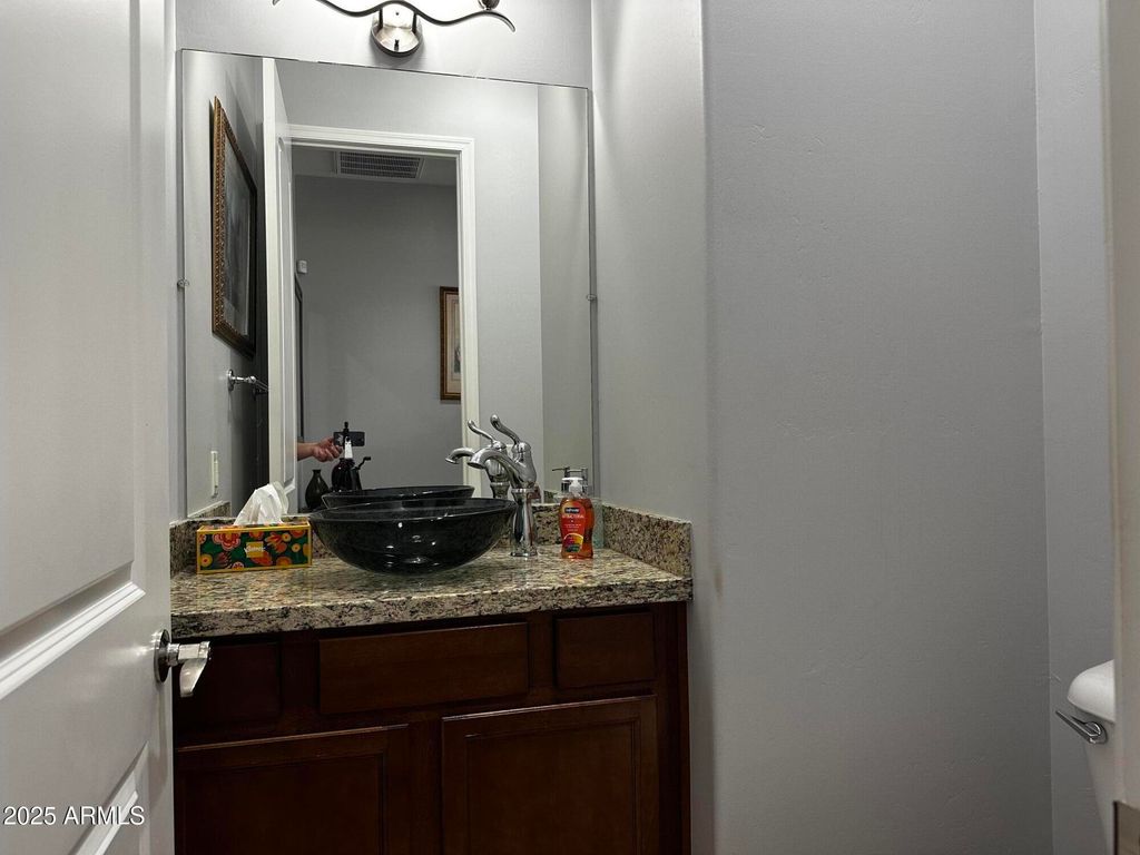 Image 7 of property listing at 121 N CALIFORNIA Street 29, Chandler, AZ 85225