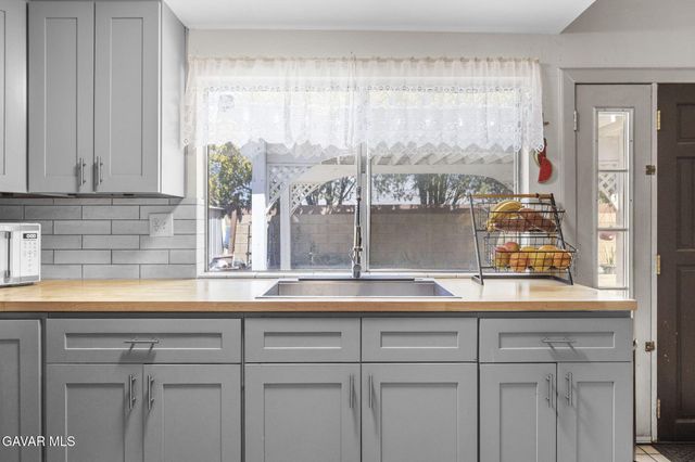 707 E Avenue J4, Lancaster, CA 93535