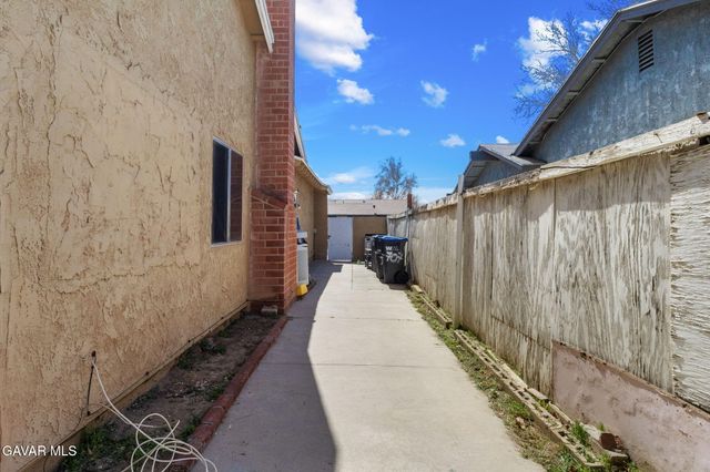 707 E Avenue J4, Lancaster, CA 93535