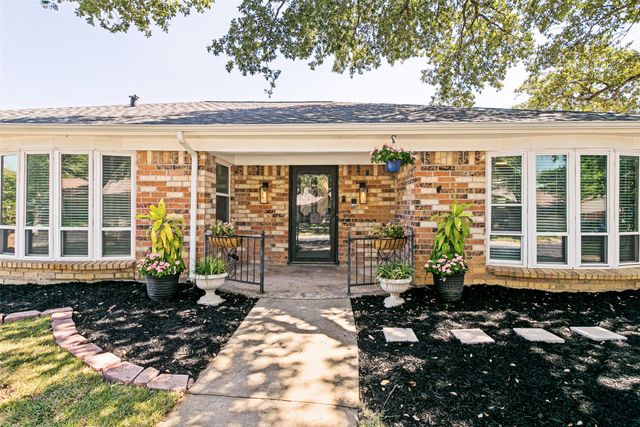 333 W Louella Drive, Hurst, TX 76054