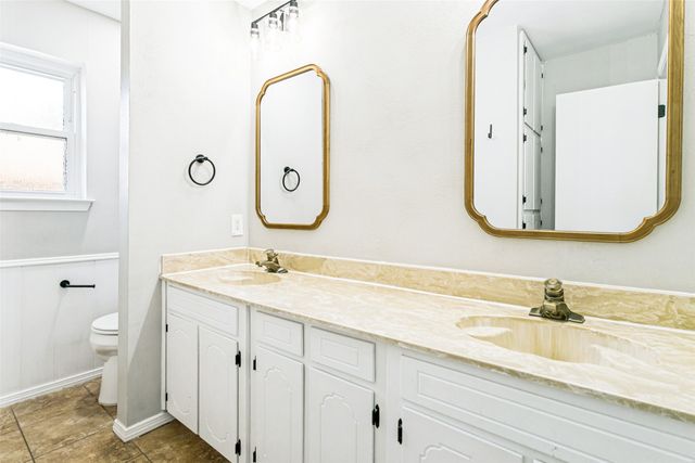 333 W Louella Drive, Hurst, TX 76054