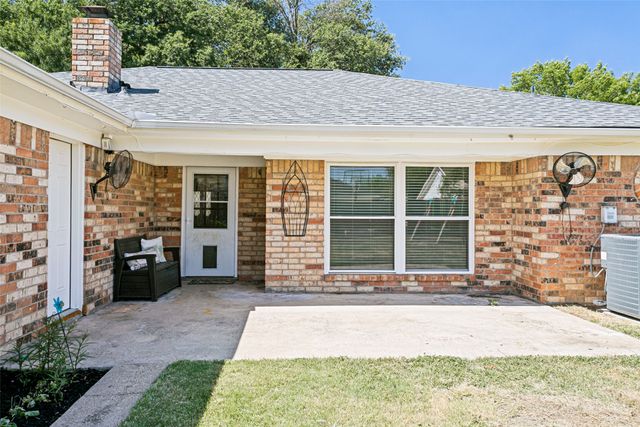 333 W Louella Drive, Hurst, TX 76054