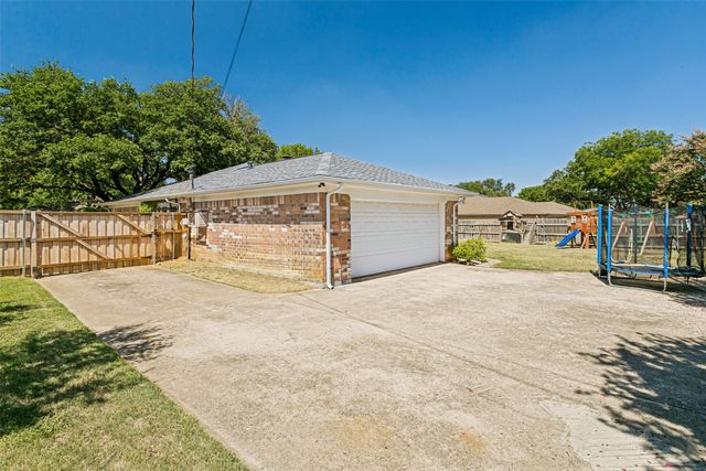 333 W Louella Drive, Hurst, TX 76054