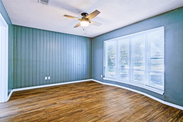 333 W Louella Drive, Hurst, TX 76054