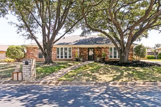 333 W Louella Drive, Hurst, TX 76054