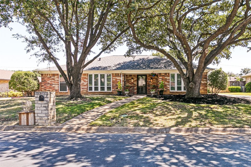 333 W Louella Drive, Hurst, TX 76054