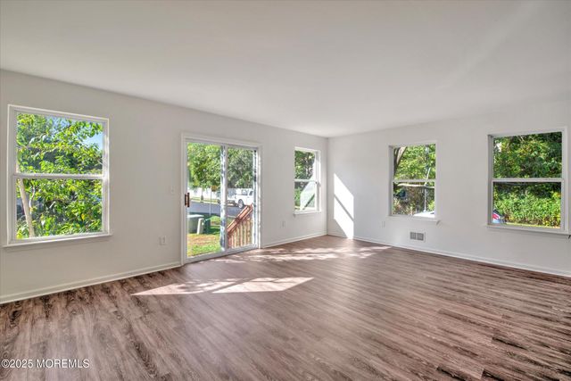 27 Esplanade Way, Bayville, NJ 08721