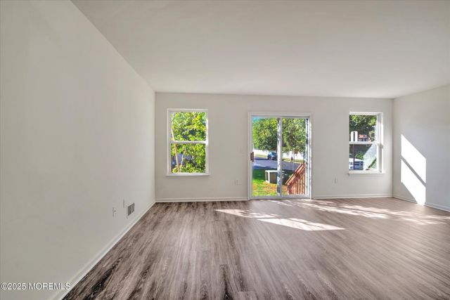 27 Esplanade Way, Bayville, NJ 08721