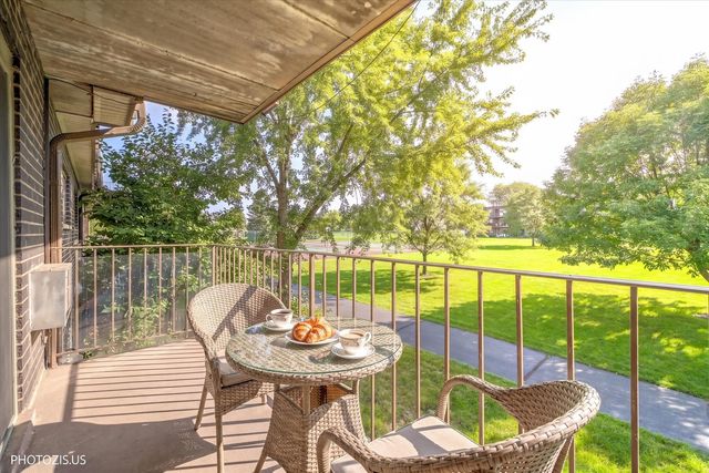570 Fairway View Drive 2F, Wheeling, IL 60090
