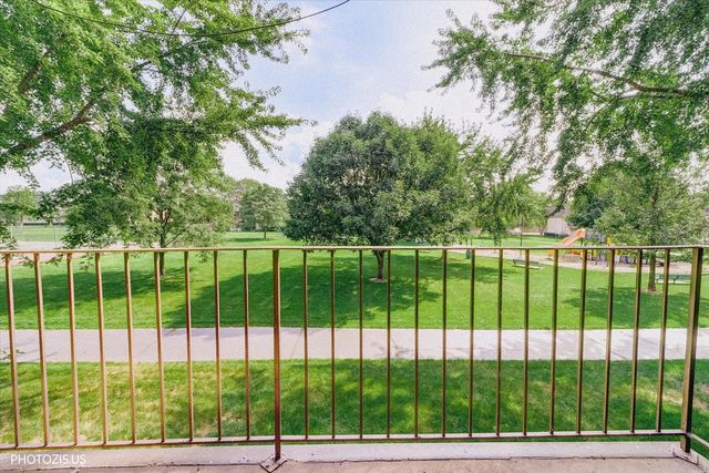 570 Fairway View Drive 2F, Wheeling, IL 60090
