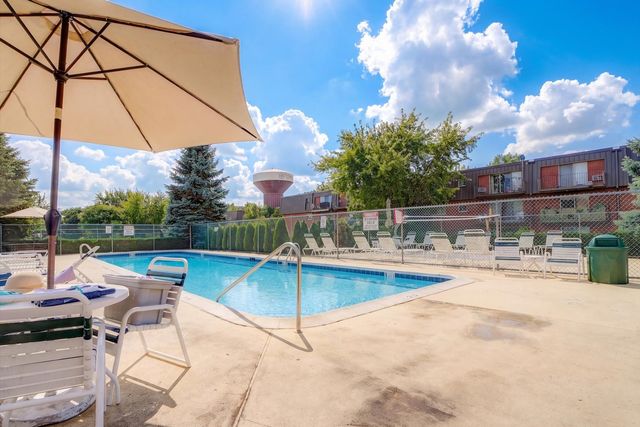 570 Fairway View Drive 2F, Wheeling, IL 60090