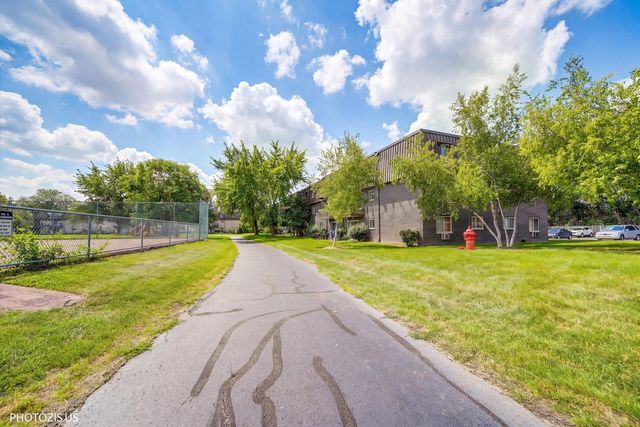570 Fairway View Drive 2F, Wheeling, IL 60090