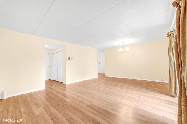 570 Fairway View Drive 2F, Wheeling, IL 60090