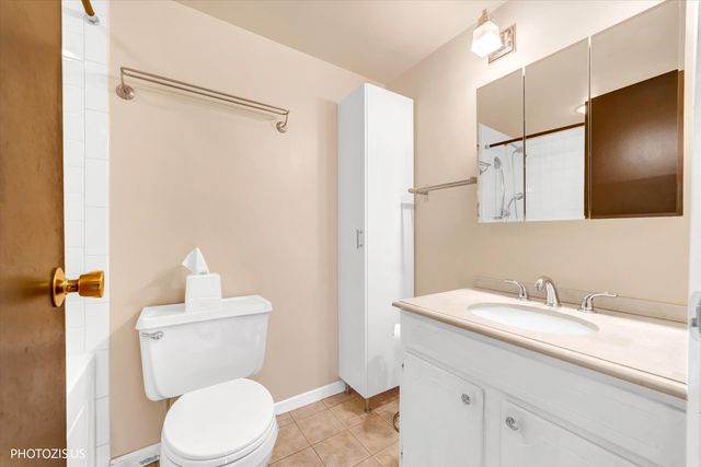 570 Fairway View Drive 2F, Wheeling, IL 60090