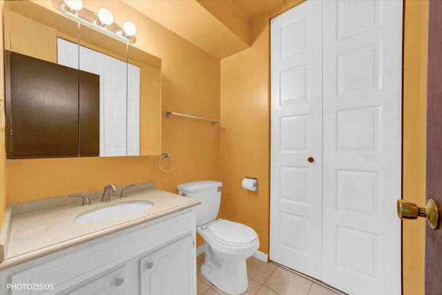 570 Fairway View Drive 2F, Wheeling, IL 60090
