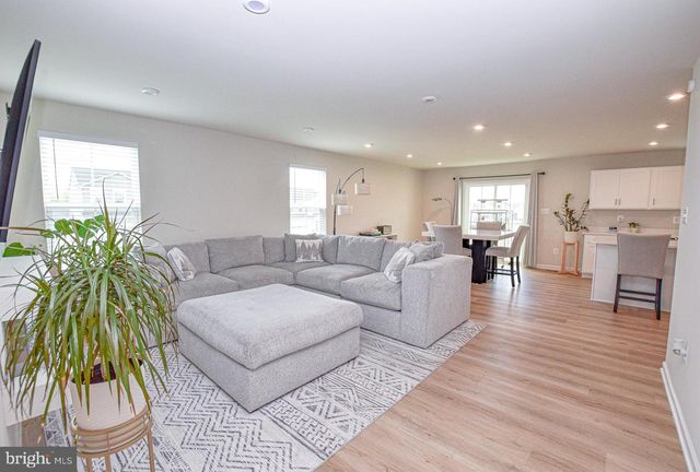 17 CHANGING SEASON WAY, Hedgesville, WV 25427