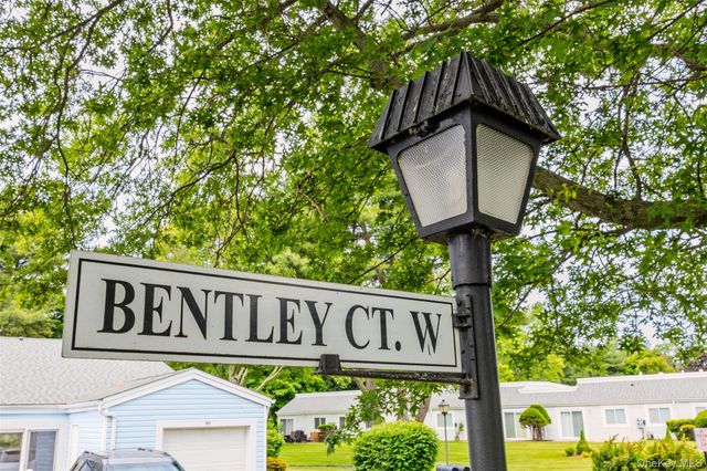 302 Bentley Court W, Saint James, NY 11780