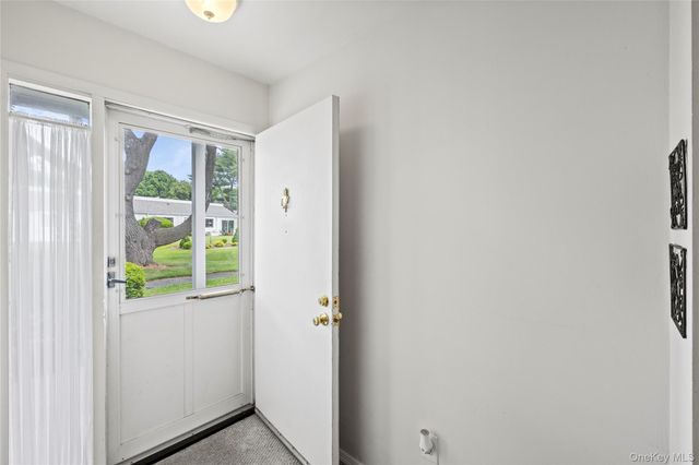 302 Bentley Court W, Saint James, NY 11780