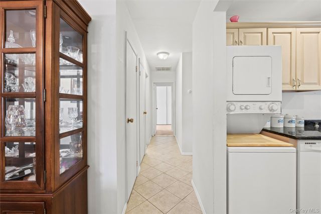 302 Bentley Court W, Saint James, NY 11780