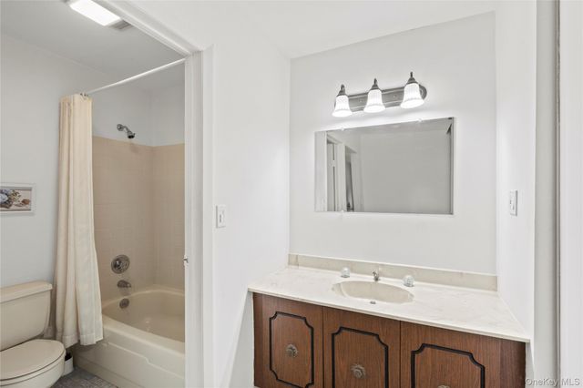 302 Bentley Court W, Saint James, NY 11780