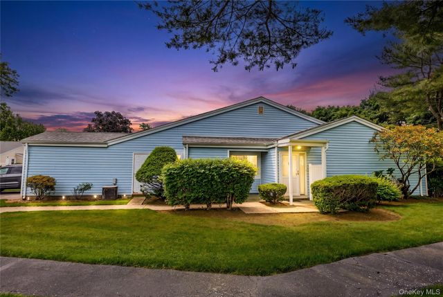 302 Bentley Court W, Saint James, NY 11780