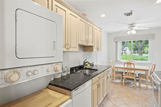 302 Bentley Court W, Saint James, NY 11780