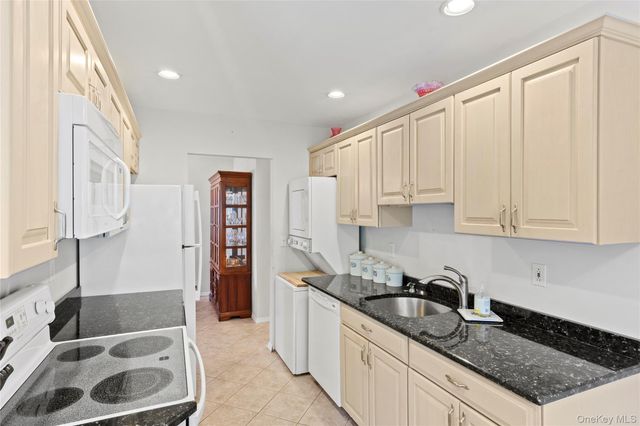 302 Bentley Court W, Saint James, NY 11780