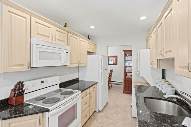 302 Bentley Court W, Saint James, NY 11780