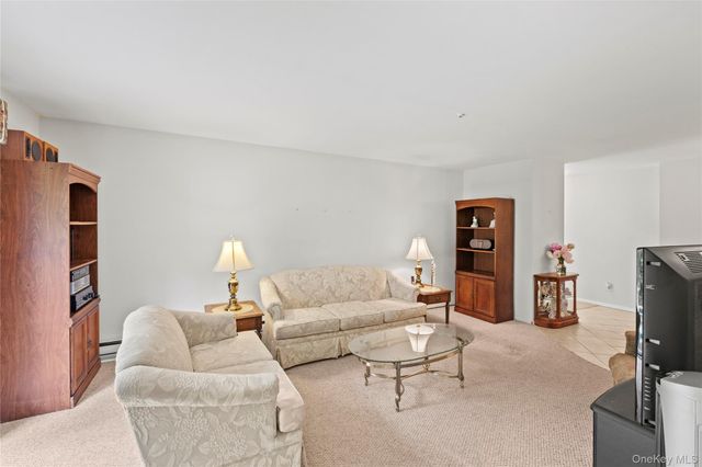 302 Bentley Court W, Saint James, NY 11780