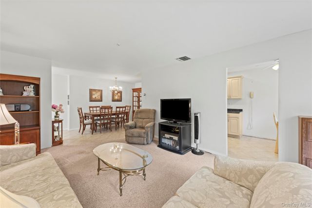 302 Bentley Court W, Saint James, NY 11780