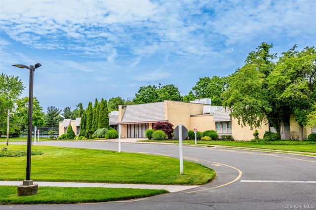 302 Bentley Court W, Saint James, NY 11780