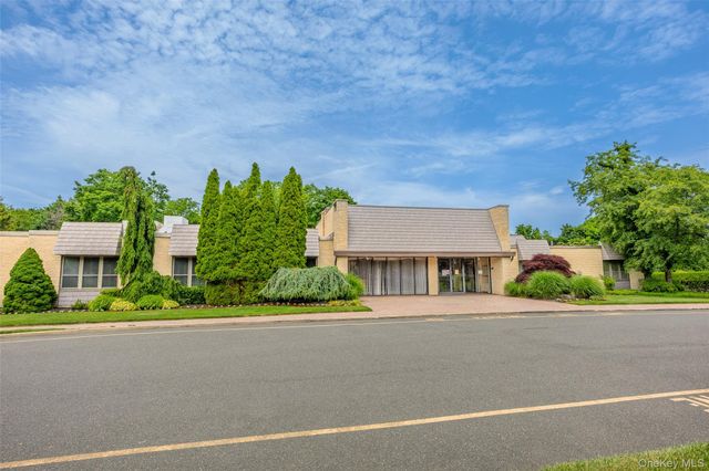 302 Bentley Court W, Saint James, NY 11780