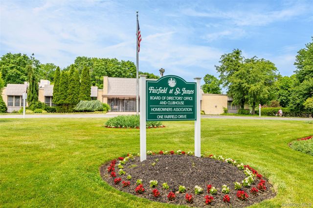 302 Bentley Court W, Saint James, NY 11780