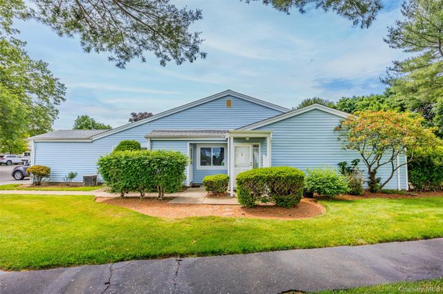 302 Bentley Court W, Saint James, NY 11780