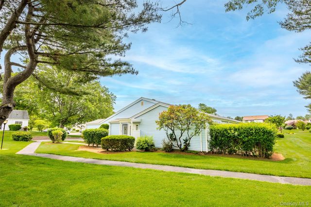 302 Bentley Court W, Saint James, NY 11780