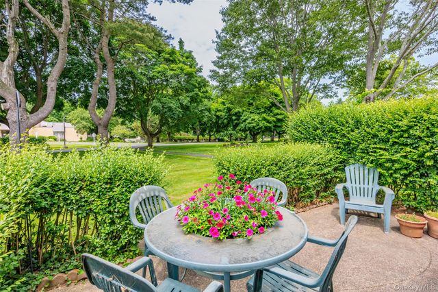 302 Bentley Court W, Saint James, NY 11780